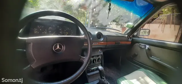 Mercedes-Benz W124 1983 · 2.4 MT