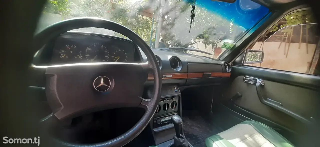 Mercedes-Benz W124 1983 · 2.4 MT
