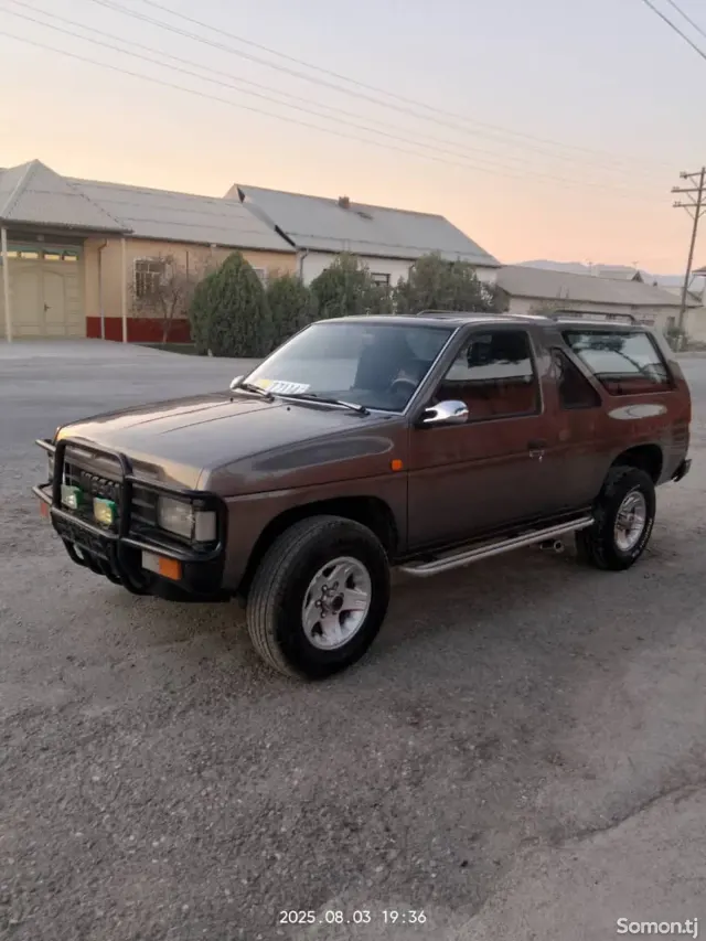 Nissan Terrano 1990 · 2.4 MT
