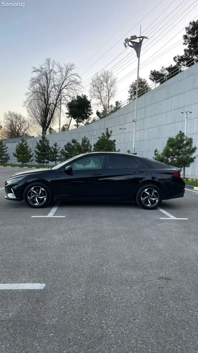 Hyundai Elantra 2022 · 2.0 AT