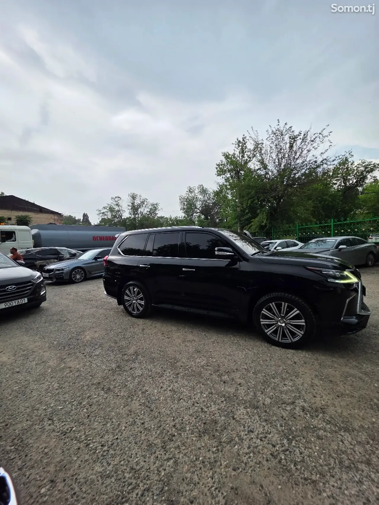 Lexus LX series 2017 · 5.7 AT