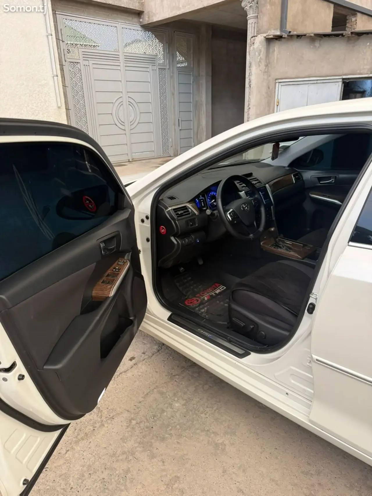 Toyota Camry 2015 · 2.5 AT