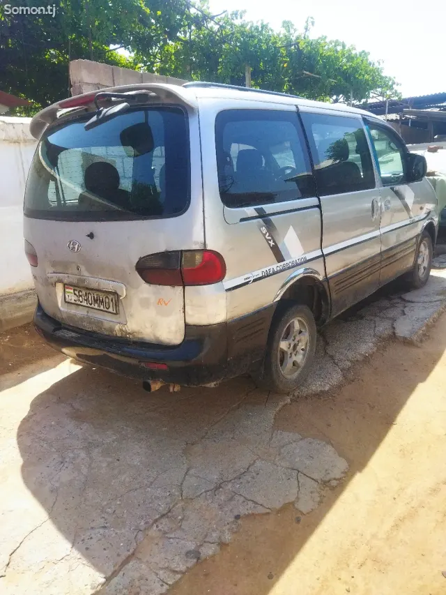 Hyundai Staria 2000 · 2.0 MT