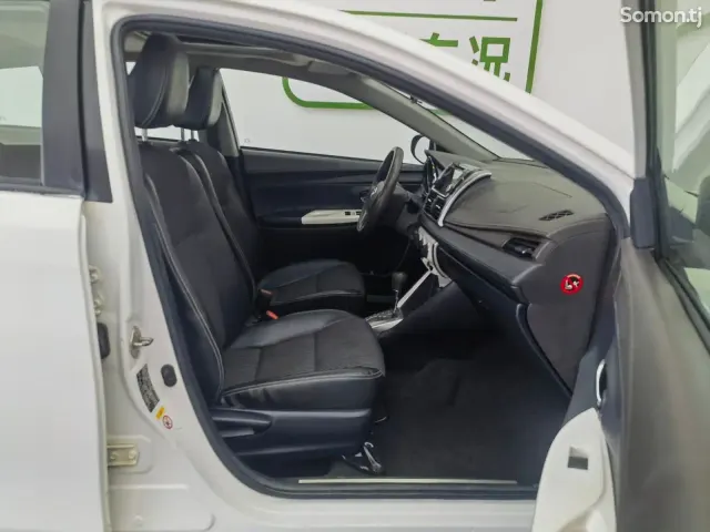 Toyota Yaris 2015 · 1.5 AT