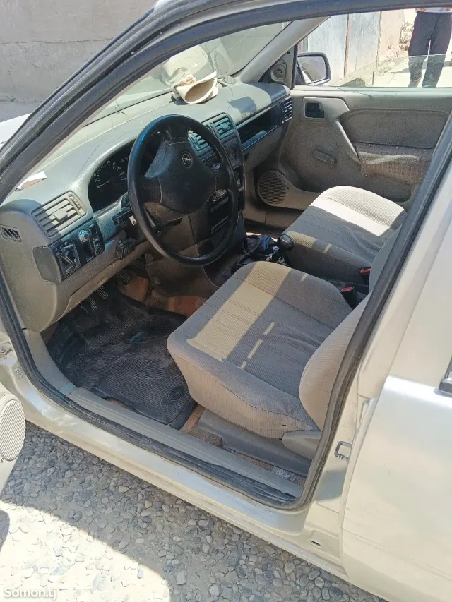 Opel Vectra A 1992 · 1.6 MT