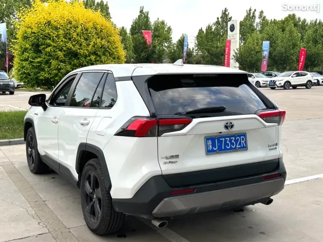 Toyota RAV 4 2021 · 2.5 AT