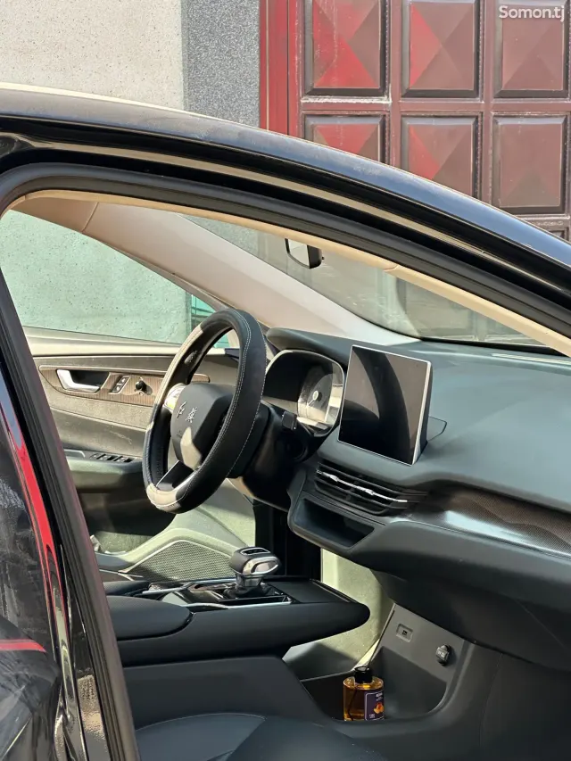 Hongqi E-QM5 2022 · 4.0 AT