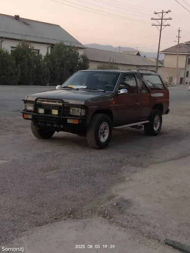 Nissan Terrano 1990 · 2.4 MT
