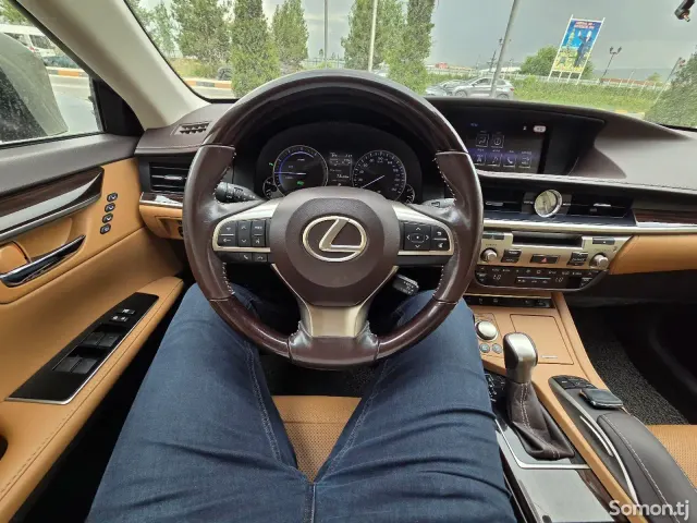 Lexus ES series 2016 · 2.5 AT