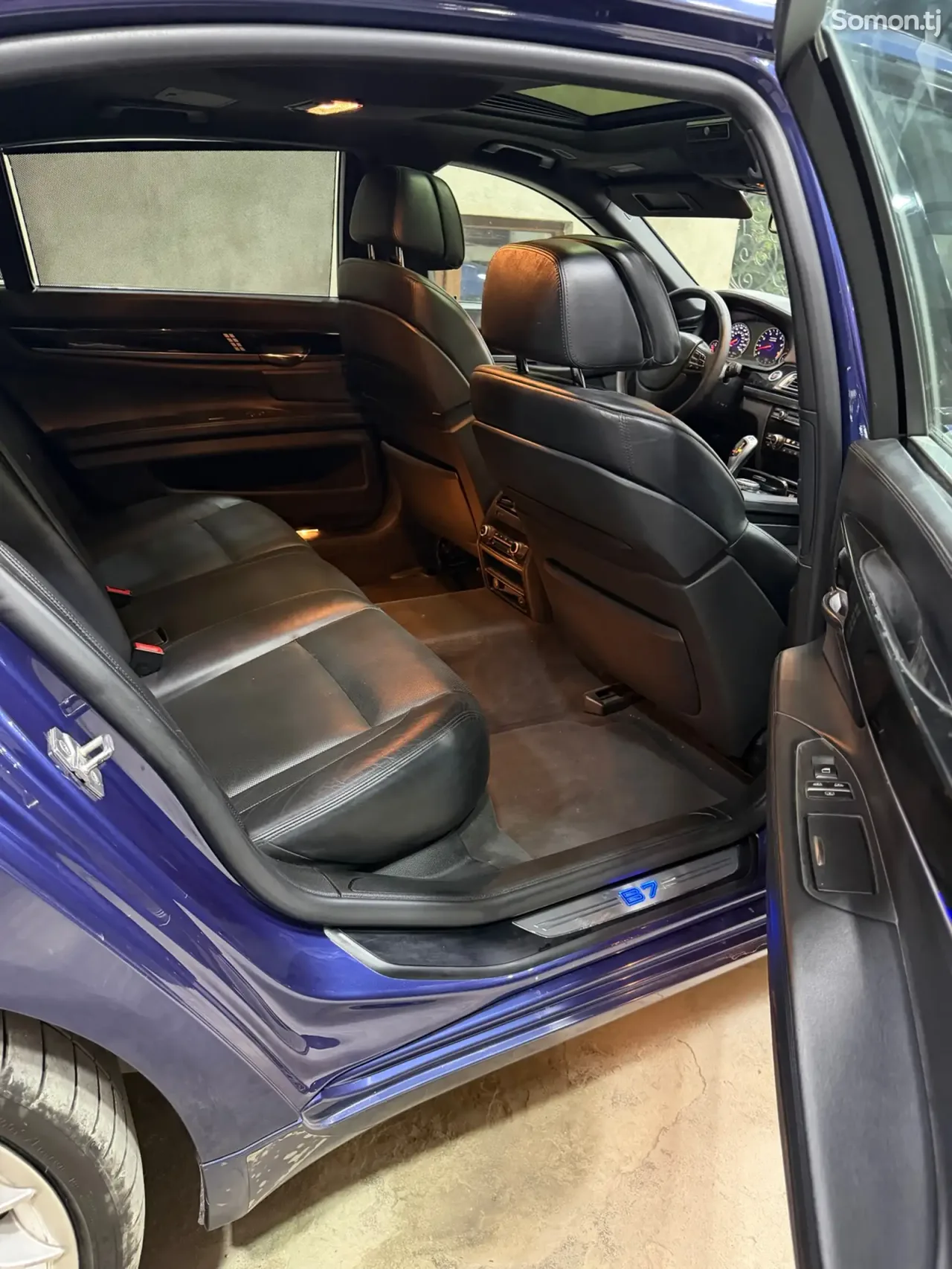 BMW 7 series 2012 · 4.4 AT