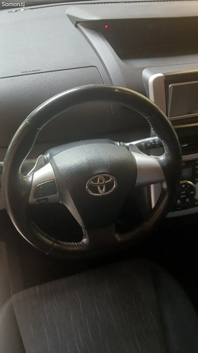 Toyota Voxy 2010 · 2.0 AT
