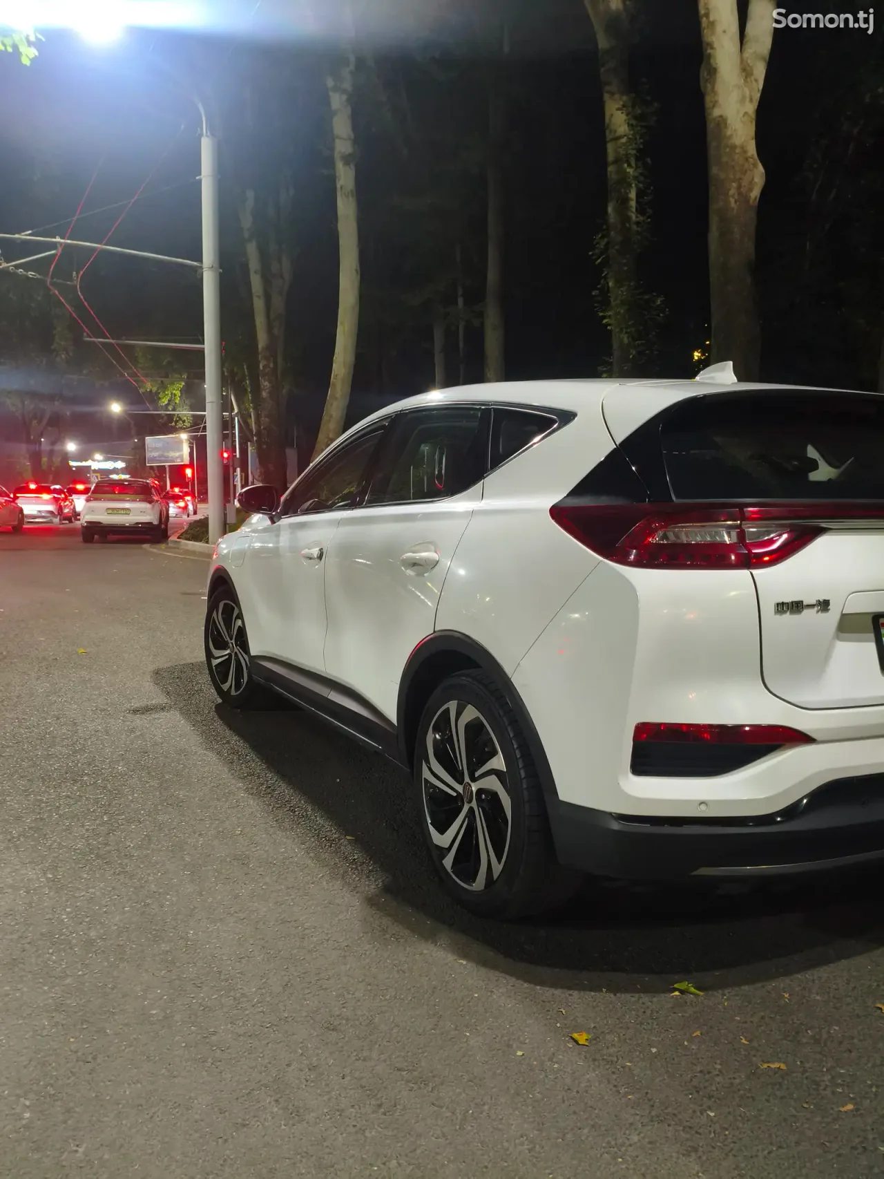Hongqi E-HS3 2019 · AT