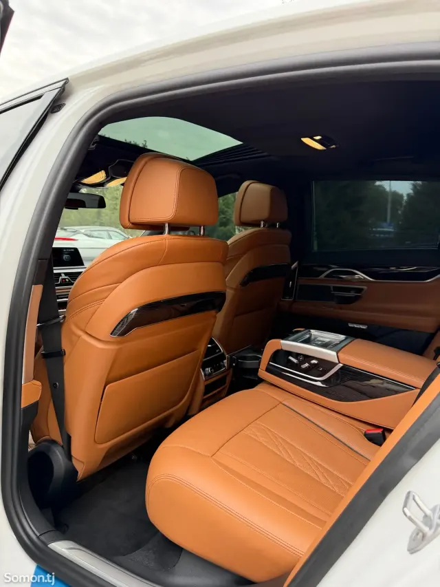 BMW 7 series 2017 · 4.0 AT