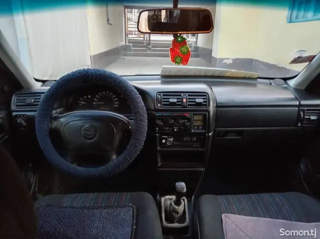 Opel Vectra A 1994 · 1.6 MT