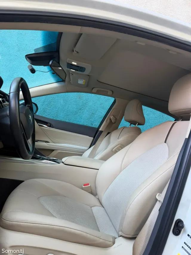 Toyota Camry 2018 · 2.5 AT