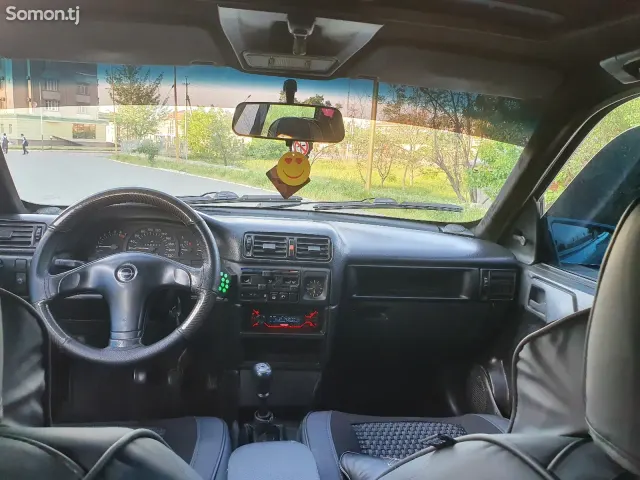 Opel Vectra A 1993 · 1.6 MT