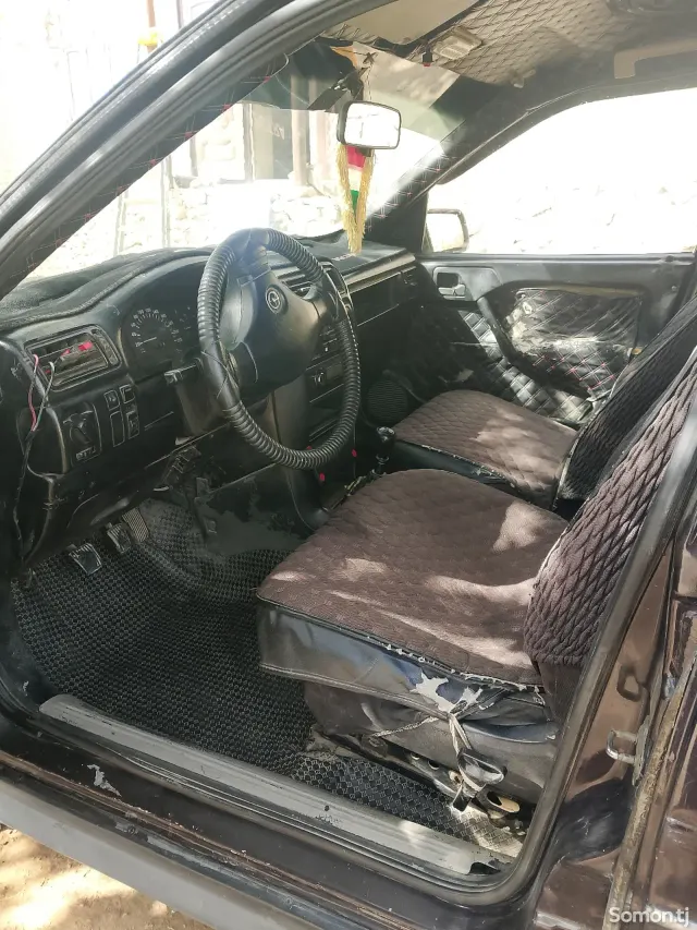 Opel Vectra A 1990 · 1.6 MT