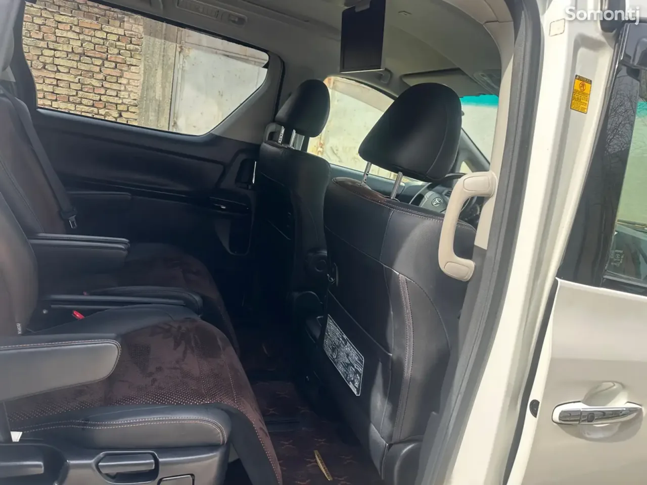 Toyota Alphard 2014 · 2.4 AT