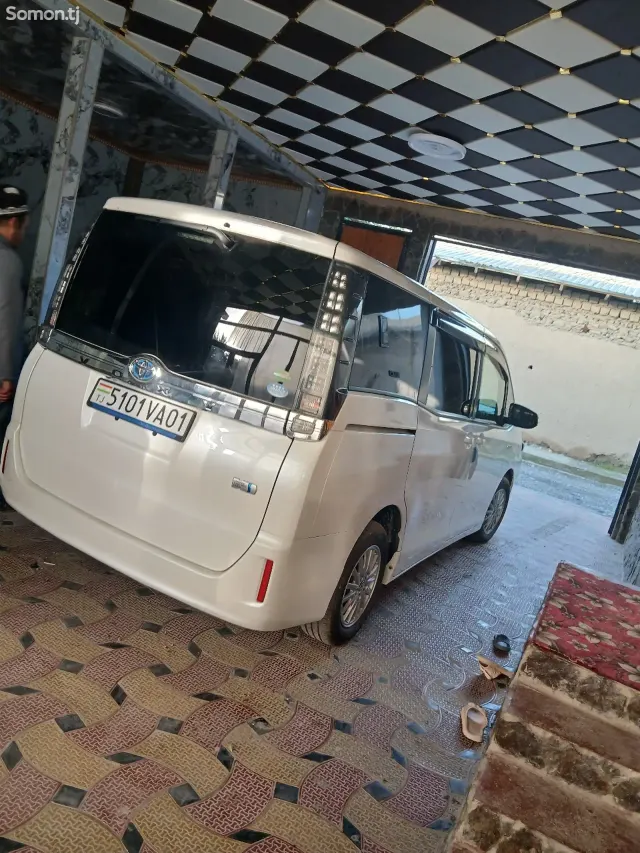Toyota Voxy 2014 · 1.8 AT