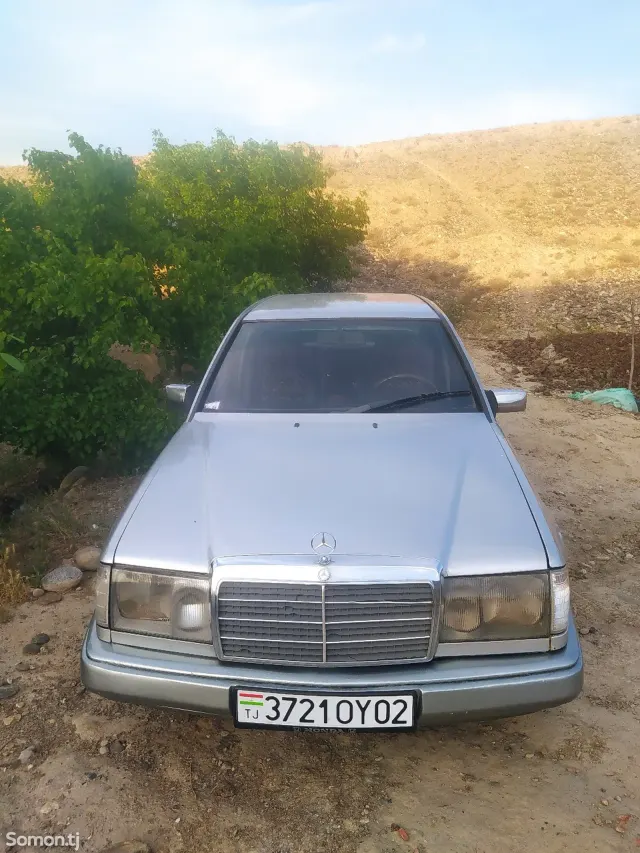 Mercedes-Benz W124 1985 · 2.0 MT
