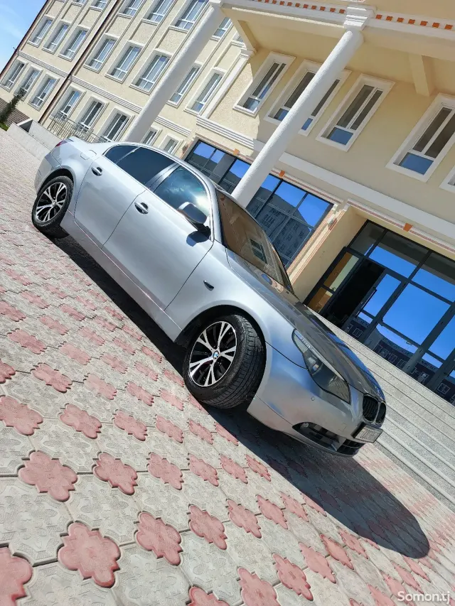 BMW M5 2004 · 2.5 AT