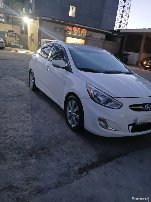Hyundai Accent 2013 · 1.6 AT