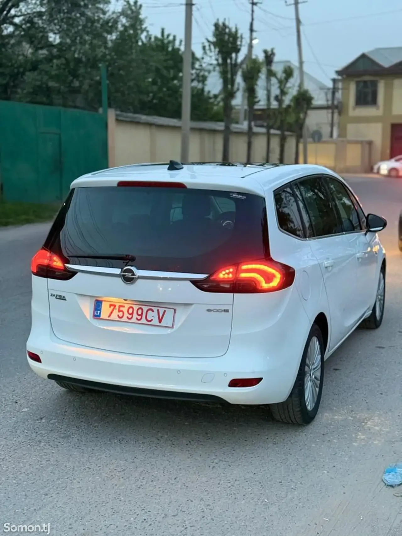 Opel Zafira 2017 · 2.0 MT