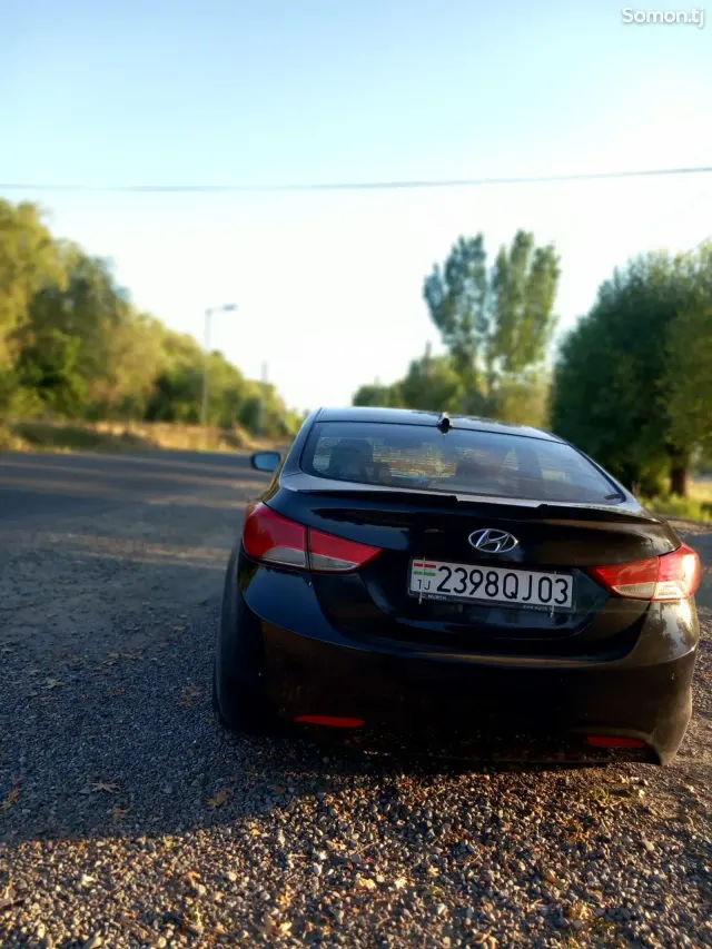 Hyundai Elantra 2013 · 1.8 AT