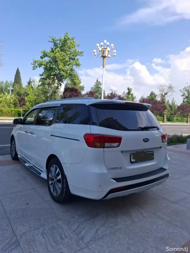 Kia Carnival 2016 · 2.2 AT