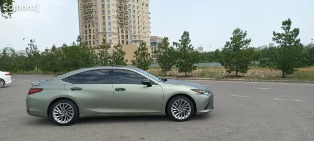 Lexus ES series 2024 · 3.0 AT