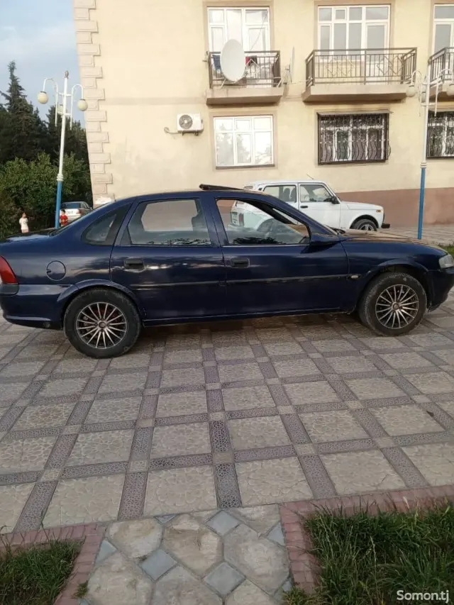 Opel Vectra B 1996 · 1.6 MT