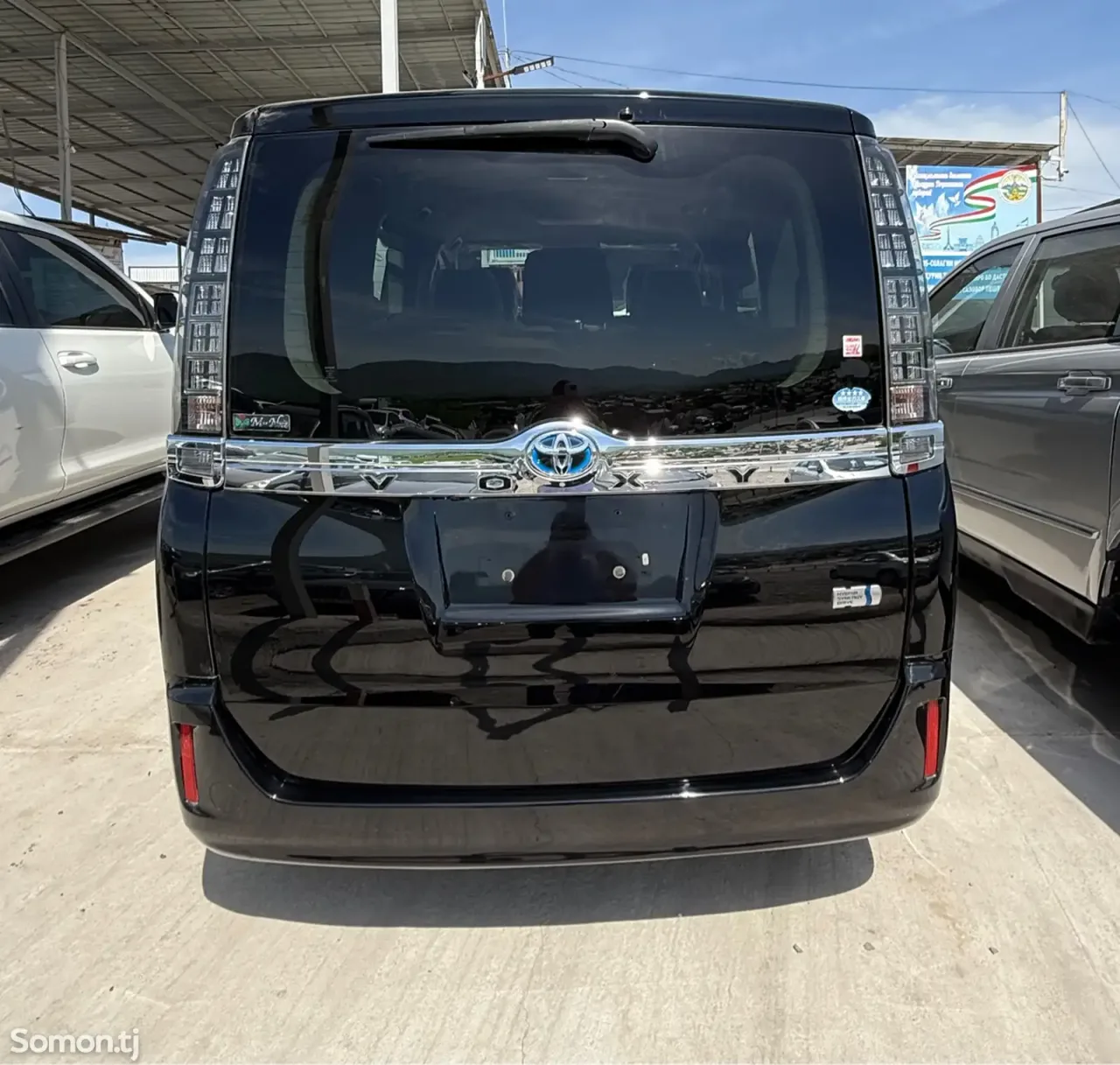 Toyota Voxy 2014 · 1.8 AT