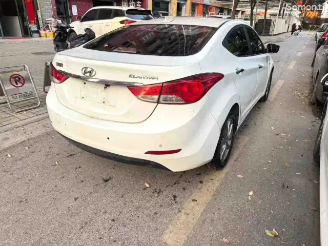 Hyundai Elantra 2015 · 1.6 AT