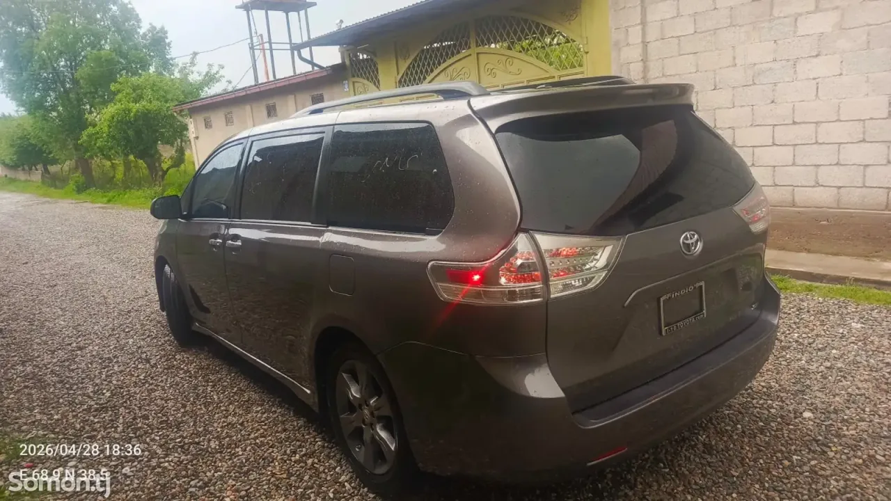 Toyota Sienna 2015 · 3.5 AT
