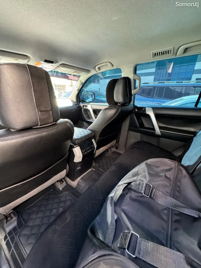 Toyota Land Cruiser Prado 2012 · 2.7 AT