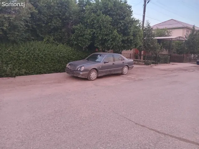 Mercedes-Benz E class 1996 · 2.3 MT