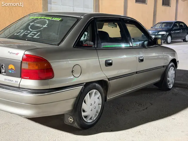 Opel Astra F 1996 · 1.6 MT