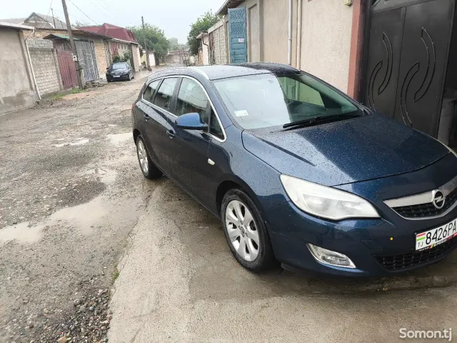 Opel Astra J 2012 · 1.4 MT