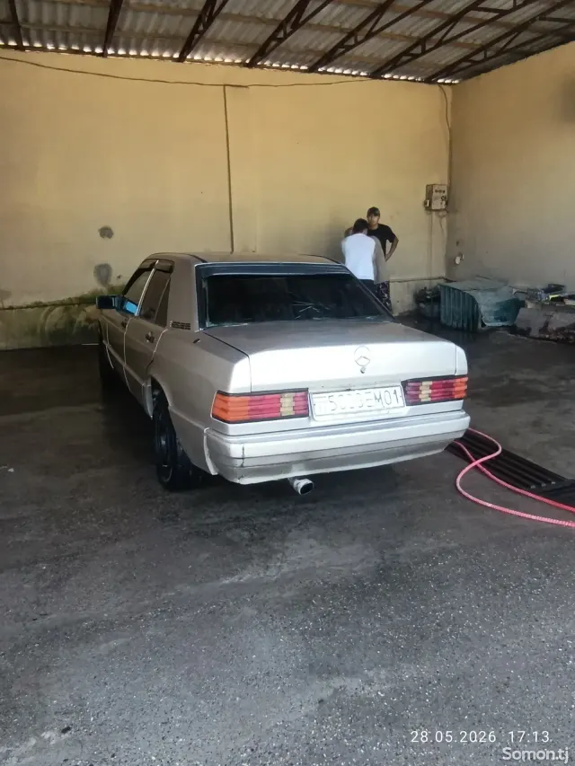 Mercedes-Benz W201 1990 · 1.8 MT