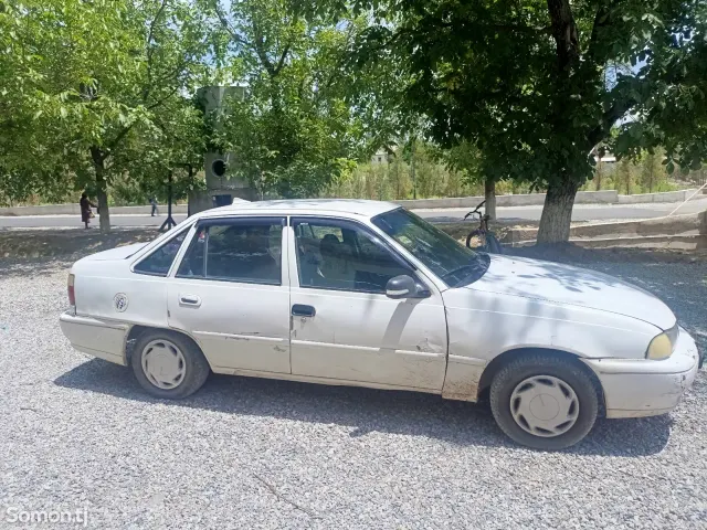 Daewoo Nexia 1995 · 1.6 MT