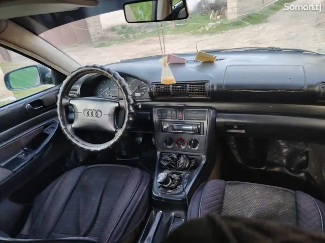 Audi A4 1995 · 1.6 MT