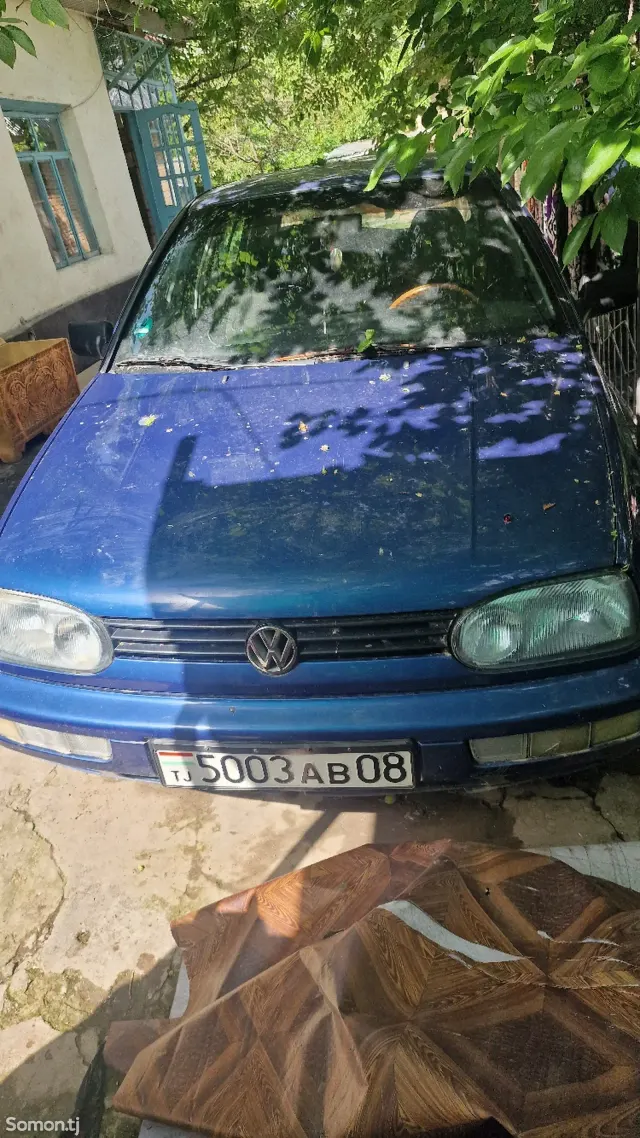 Volkswagen Golf 1996 · 1.6 MT