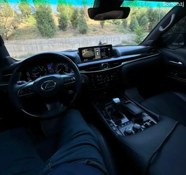 Lexus LX series 2018 · 5.7 AT