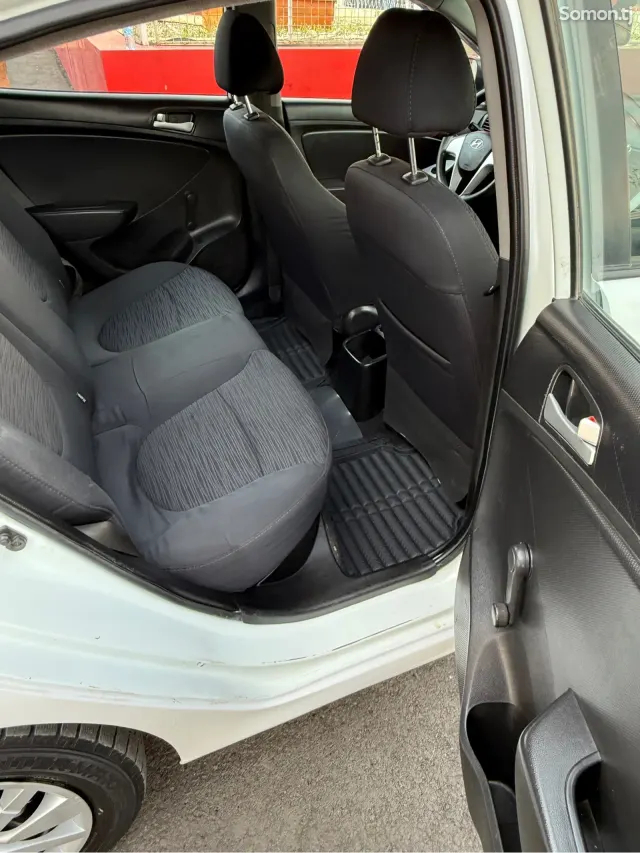 Hyundai Solaris 2015 · 1.6 MT