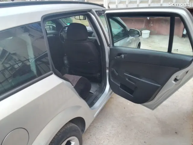 Opel Astra H 2009 · 1.6 MT