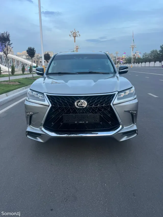 Lexus LX series 2017 · 5.7 AT