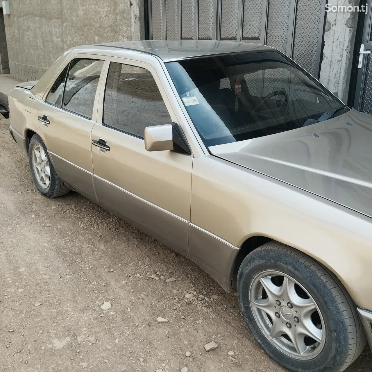 Mercedes-Benz E class 1989 · 2.4 MT