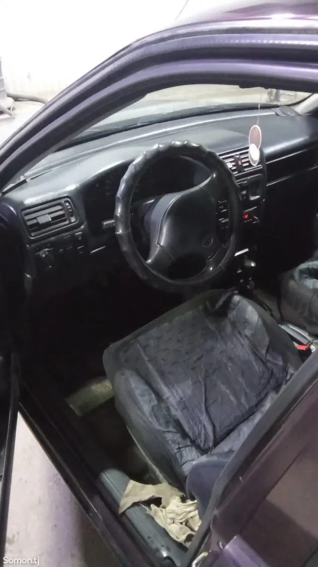 Opel Vectra A 1992 · 1.6 MT