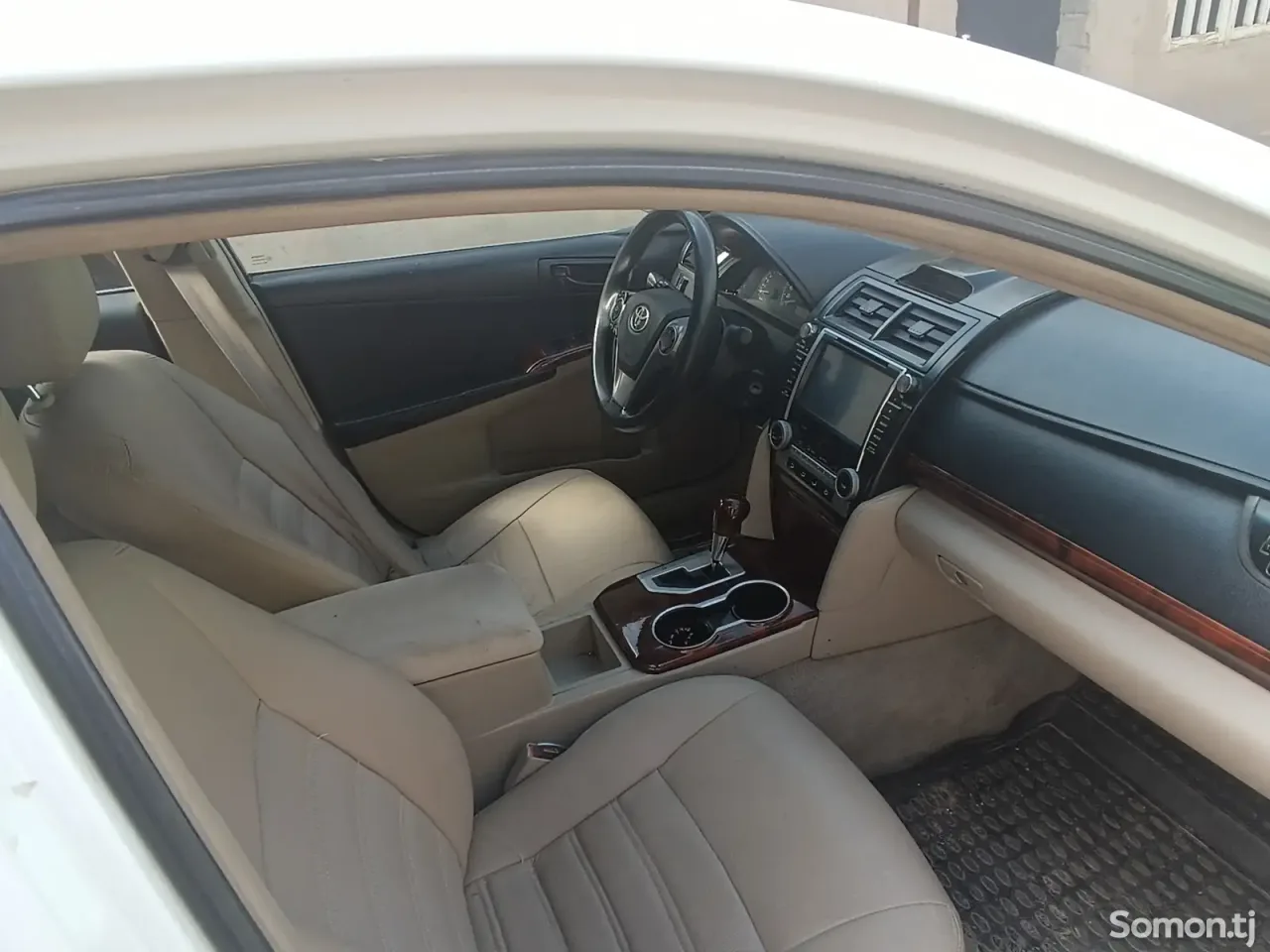 Toyota Camry 2012 · 2.4 AT