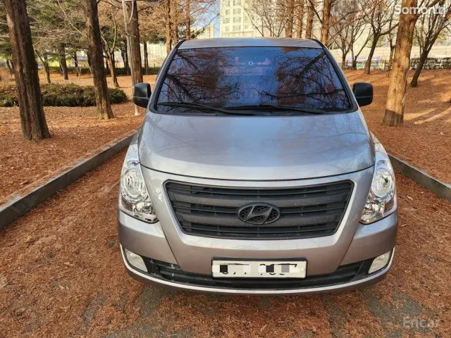 Hyundai Staria 2015 · 2.5 AT